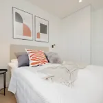 Luxury With 3 Bedrooms, Balcony And Parking By Renters Prestige * Varsó