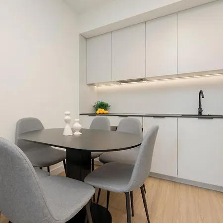 Luxury With 3 Bedrooms, Balcony And Parking By Renters Prestige * Varsó