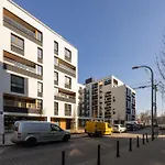 Luxury With 3 Bedrooms, Balcony And Parking By Renters Prestige *