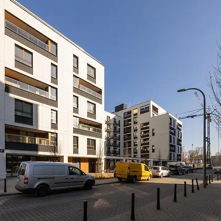 Luxury With 3 Bedrooms, Balcony And Parking By Renters Prestige *