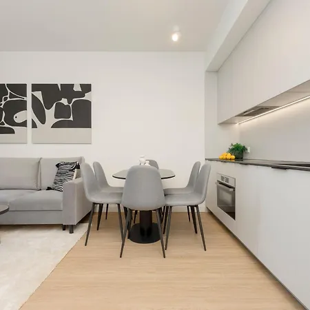 Three-bedroom Mokotow With Balcony By Renters 公寓 华沙