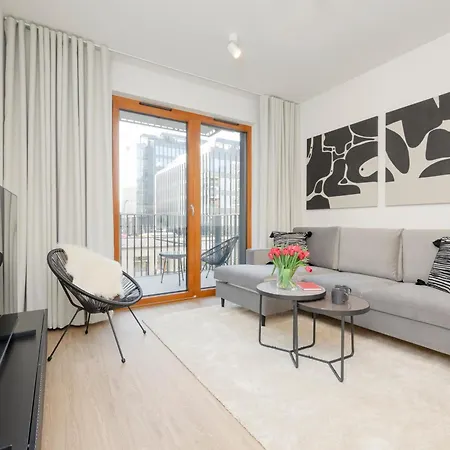 Three-bedroom Mokotow With Balcony By Renters 公寓 华沙