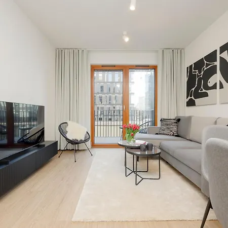 Three-bedroom Mokotow With Balcony By Renters * 华沙