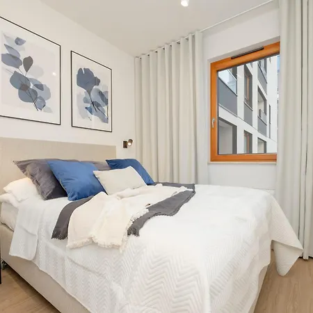 Three-bedroom Mokotow With Balcony By Renters 华沙