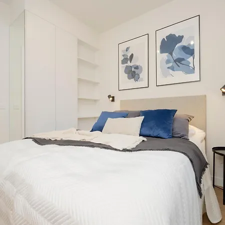 Three-bedroom Mokotow With Balcony By Renters * 华沙
