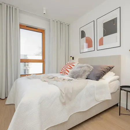 Three-bedroom Mokotow With Balcony By Renters 公寓