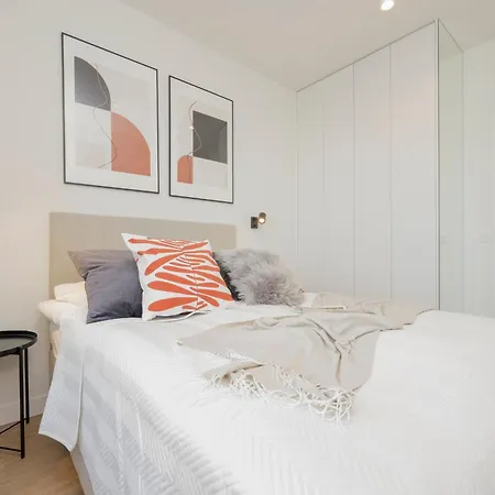 Three-bedroom Mokotow With Balcony By Renters 华沙